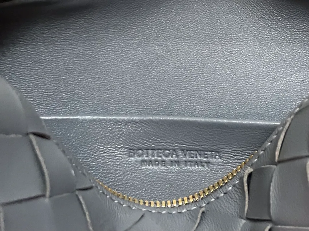🔥Woven mini square bag, super cute. The body of the bag is made of imported sheepskin. It feels delicate, soft and light. The interior design is very practical. It is cute but does not affect its practicality. It has an adjustable leather drawstring. The style is relatively simple, but the back is more elegant. It is fashionable and has a retro charm. Size 17x10x6